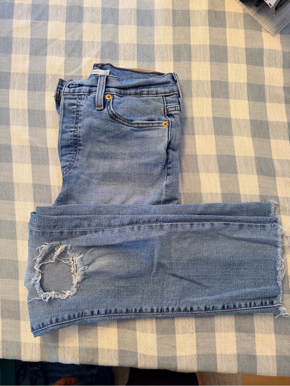 Levi’s wedgie straight size 29, distressed knee